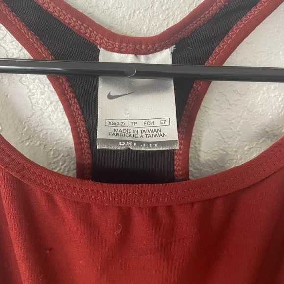 Nike cropped tank with built in bra - Picture 3 of 5